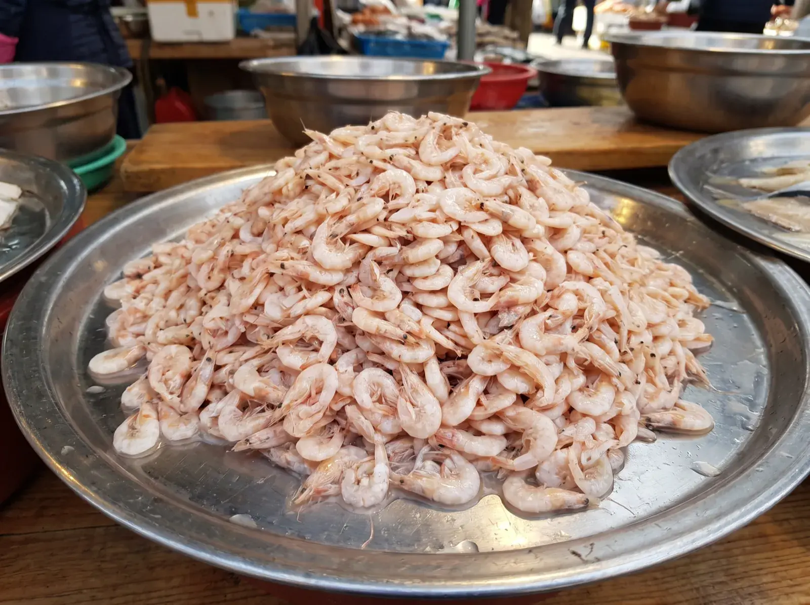 쟁반에 수북이 쌓인 오젓용 새우