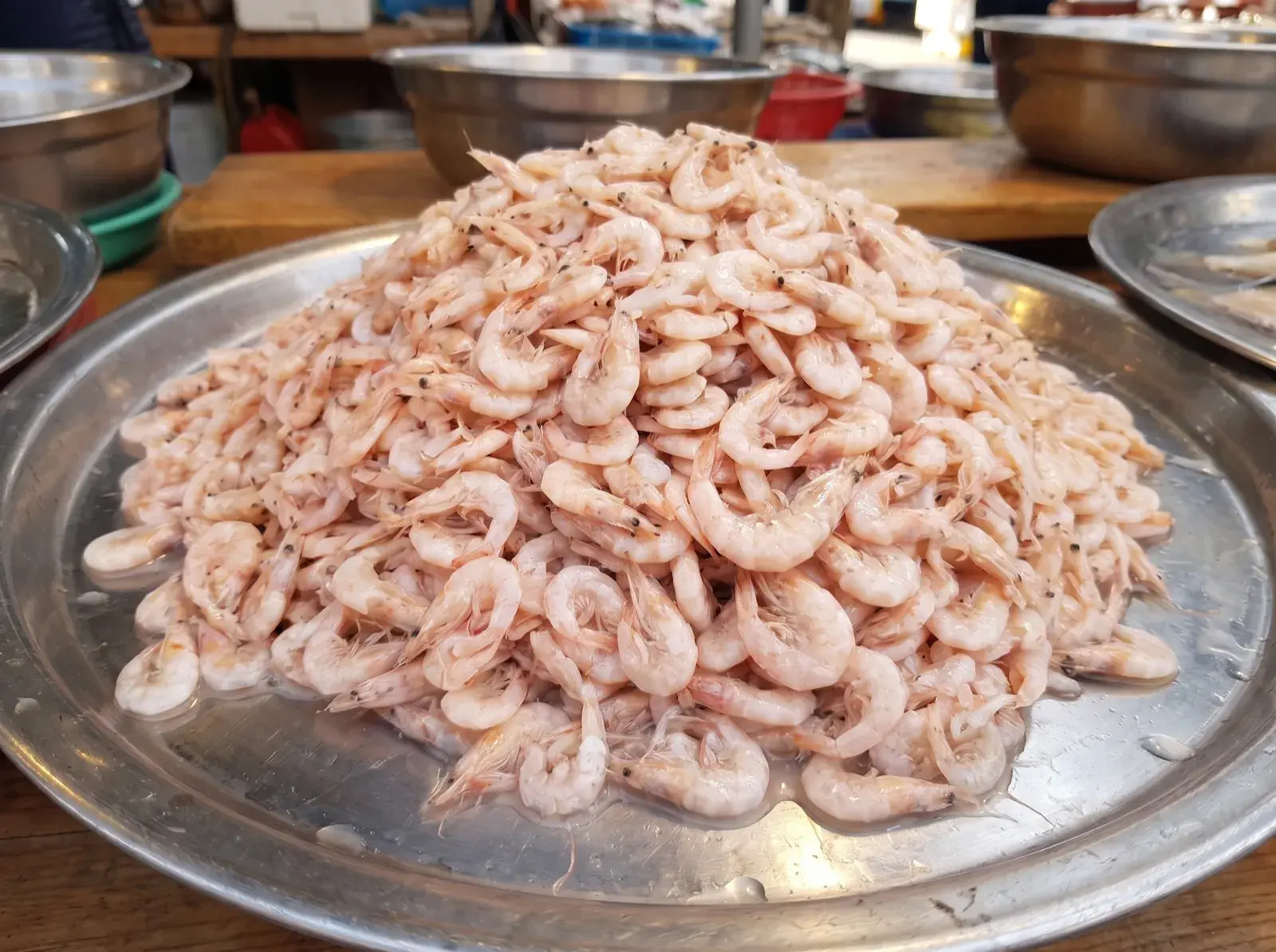 국내산 소금에 버무려 저온 창고에서 익어가는 육젓